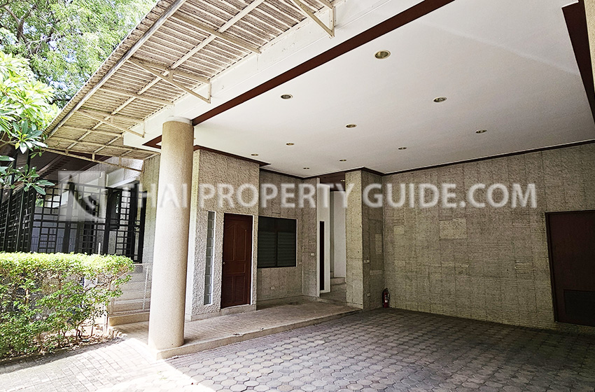 House with Private Pool in Nichada Thani 